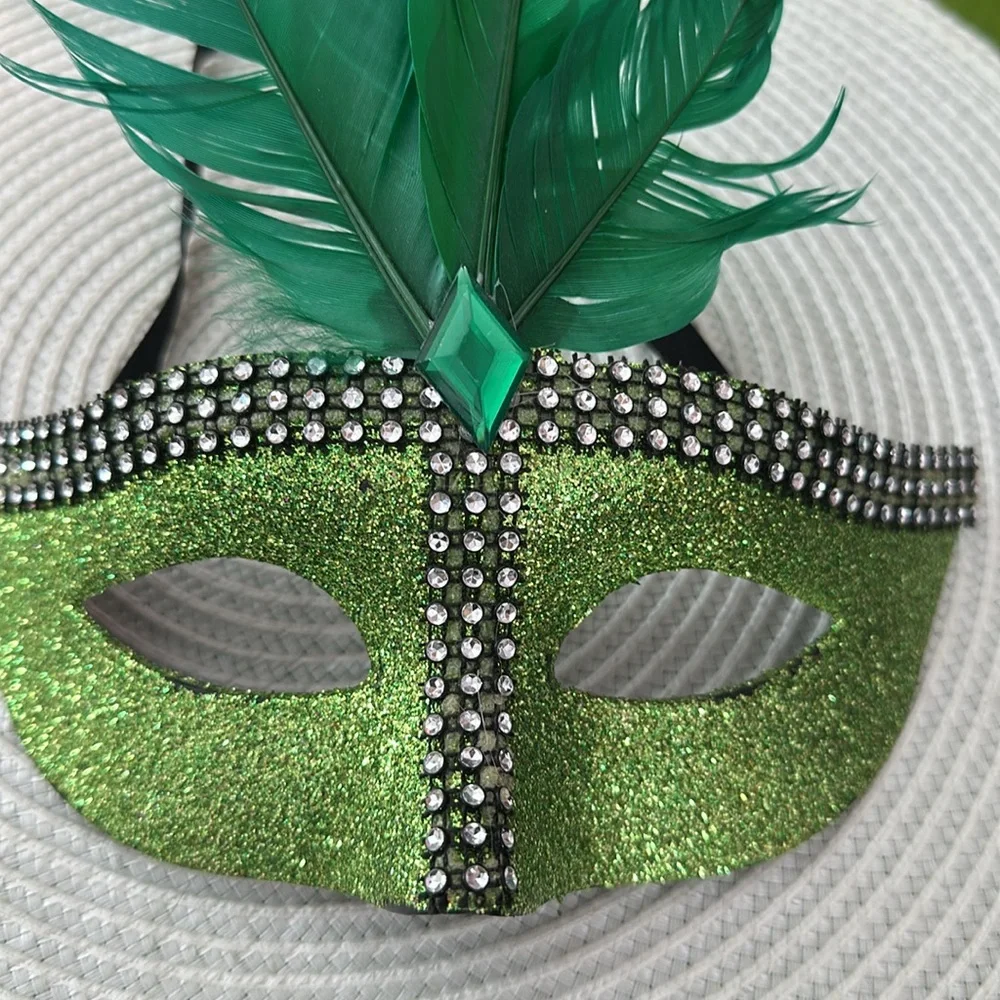 N/A feathered glitter